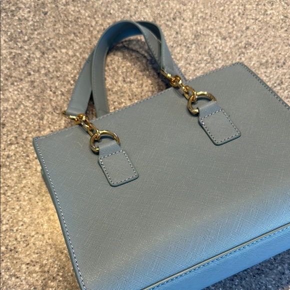 Elegant Blue Handbag with Gold Accents - Picture 4 of 7